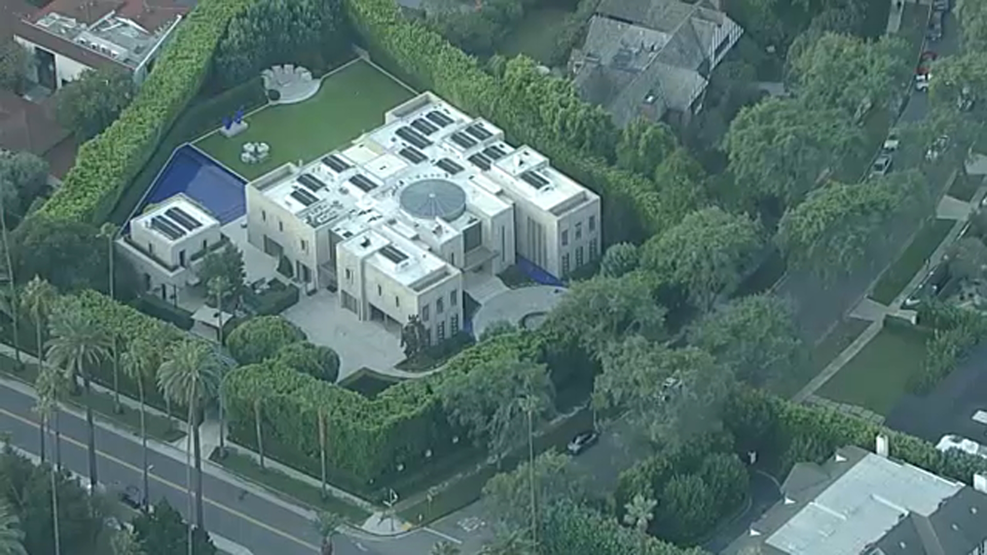FBI serves search warrant tied to Eric Swalwell investigation at mansion in Beverly Hills
— Lake Forest Community news